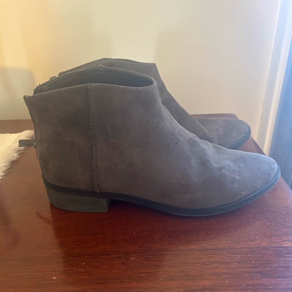 Universal Thread Booties - Picture 2 of 5
